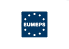 Ein dunkelblaues, quadratisches Logo mit dem Wort „eumeps“ in weißer Schrift, umgeben von kleinen weißen Punkten, die in einem verstreuten Muster auf einem EPS-Hartschaum-Hintergrund angeordnet sind.