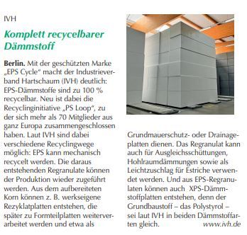 Bild eines großen, geometrischen Gebäudemodells aus recyceltem EPS-Hartschaum (expandiertes Polystyrol). Die Struktur wird im Innenbereich präsentiert, wahrscheinlich in einer Ausstellungsumgebung. Begleitet von beschreibendem Text