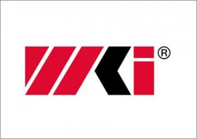 Das Bild zeigt ein Logo mit drei roten diagonalen Streifen, gefolgt von zwei schwarzen Pfeilen, die nach links zeigen, alles auf einem weißen Hintergrund aus Styropor. Oben rechts ist ein eingetragenes Markensymbol sichtbar.