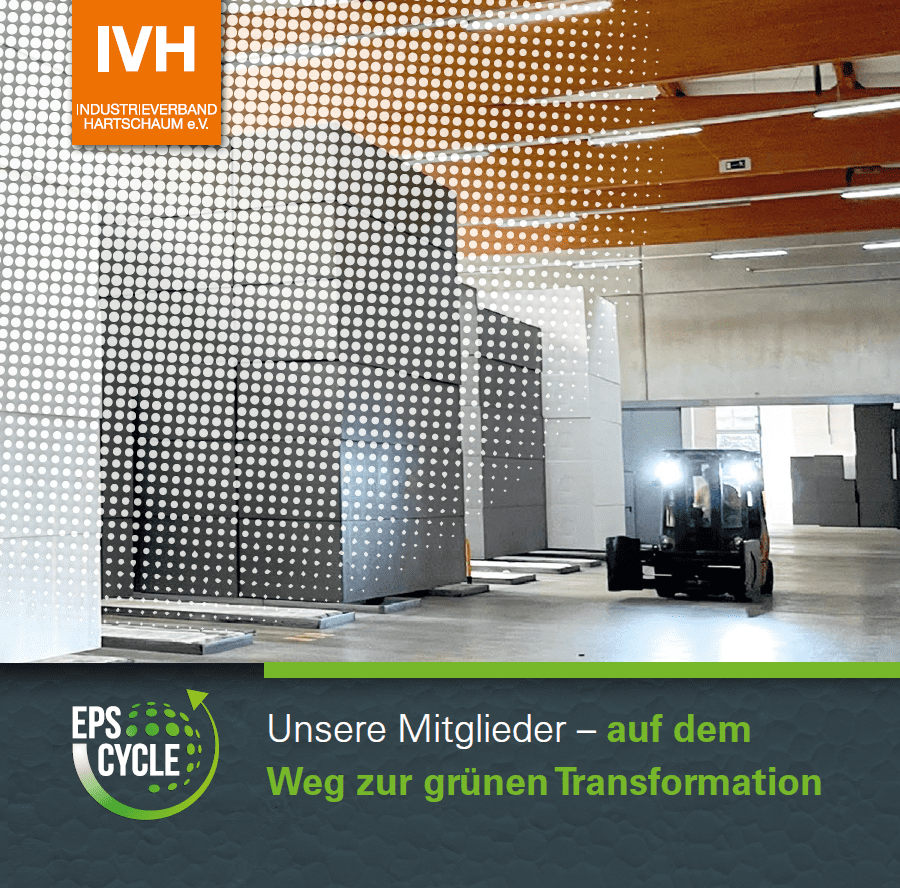Ein Gabelstapler transportiert Material in einer Lagerhalle mit perforierten weißen Paneelen und einer Betondecke, auf der das Logo des Industrieverbands Hartschaum e.V. und der Text „Un