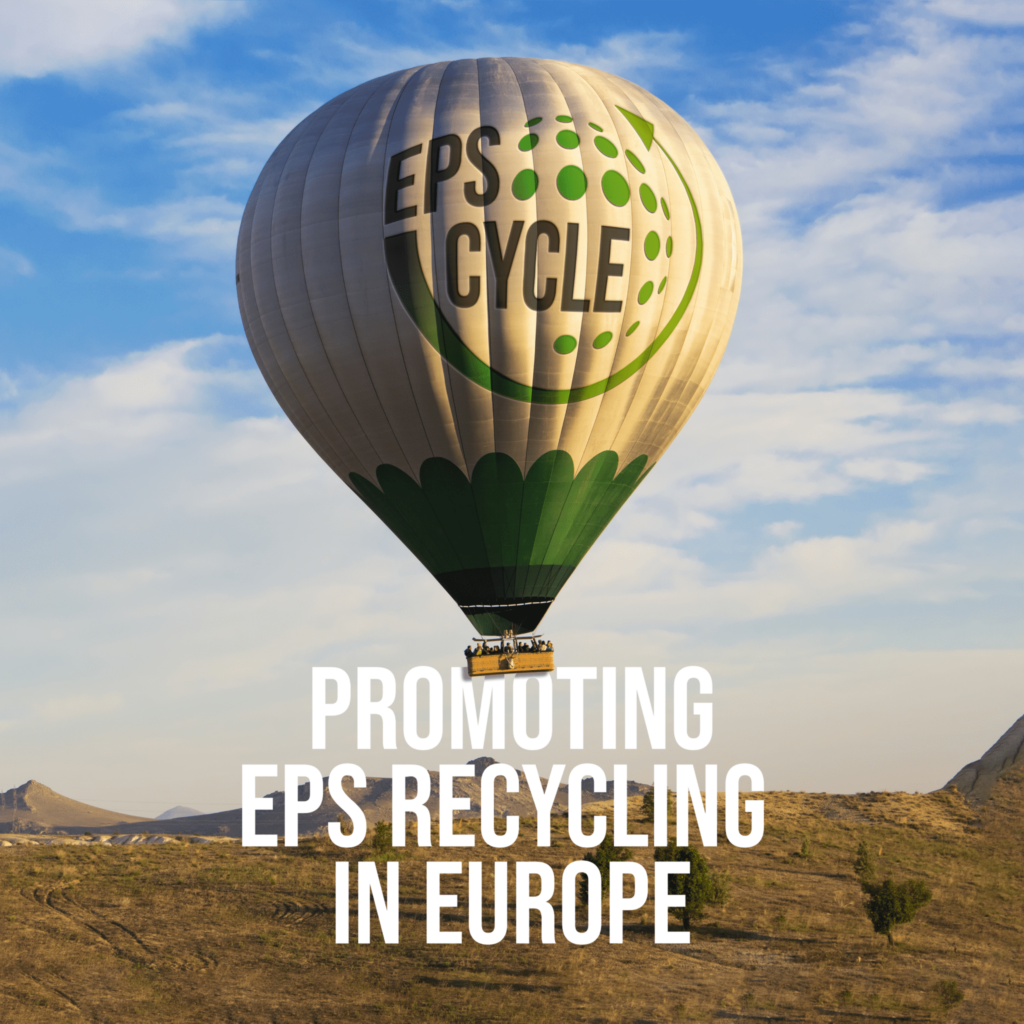 Ein Heißluftballon mit dem Logo „eps cycle“ zur Förderung des Styroporrecyclings schwebt über einer malerischen Landschaft unter einem klaren blauen Himmel. Der Text „Förderung des EPS-Recyclings in Europa“ überlagert das Bild