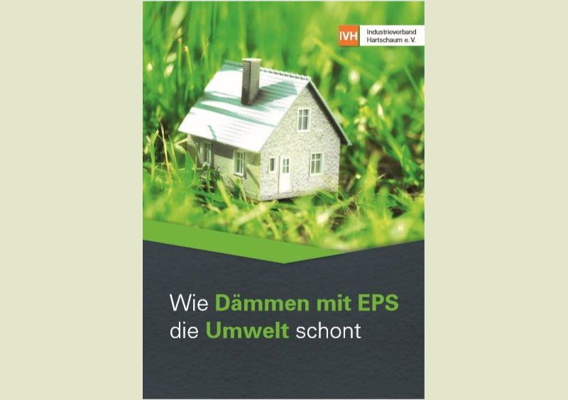 Ein kleines Modellhaus mit Gründach liegt eingebettet in üppig grünes Gras und stellt ein umweltfreundliches Baukonzept dar. Der Text „wie dämmen mit eps-hartschaum die umwelt