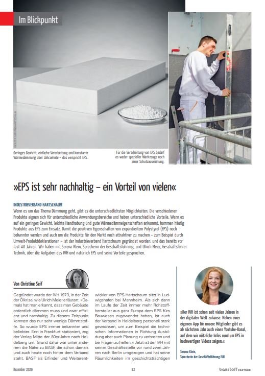 Ein Mann lächelt, während er eine Wand streicht und blickt nach links zurück. Er steht auf einem Gerüst im Innenbereich. Nachfolgend finden Sie Text und Bilder zu professionellen Dienstleistungen, darunter nachhaltiger Dämmstoff