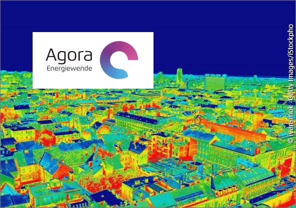 Ein Wärmebild aus der Luft, das die verschiedenen Wärmesignaturen einer Stadtlandschaft in leuchtenden Farben von Blau bis Rot zeigt, überlagert mit dem Logo von Agora Energiewende, bekannt für seine gute Ökobilanz.