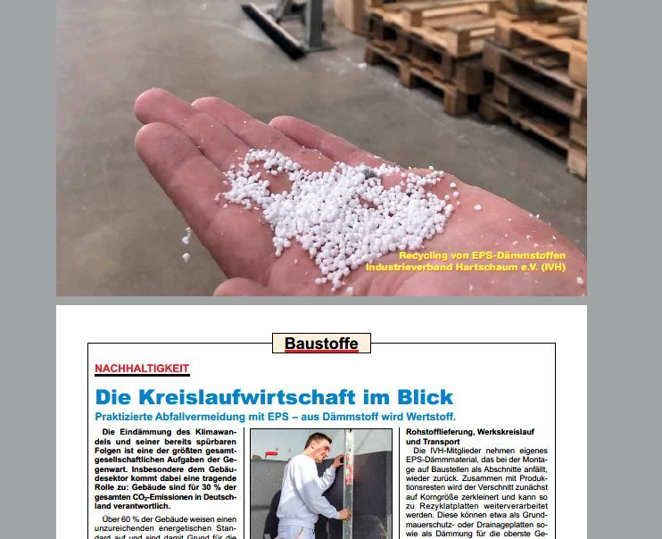 Eine Hand, die eine kleine Menge weißer EPS-Hartschaumpellets hält, mit einer unscharfen Industriekulisse im Hintergrund und einer Teilansicht eines textlastigen Dokuments im Vordergrund.