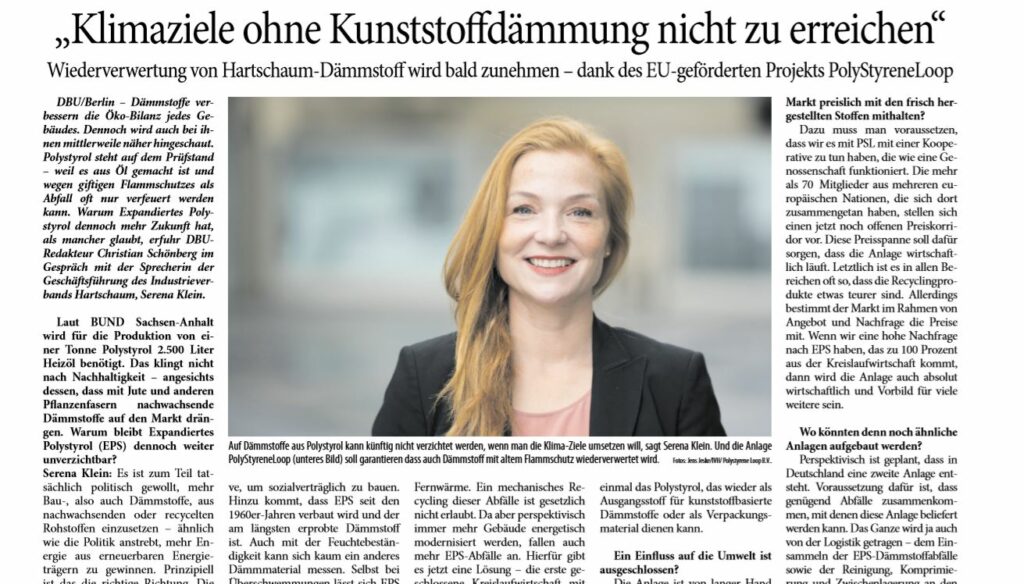 Eine lächelnde weiße Frau mittleren Alters mit schulterlangem blondem Haar, die einen dunklen Blazer und eine helle Bluse trägt, ist in einem Zeitungsartikel zu sehen. Der Text ist auf Deutsch und befasst sich mit Energie und nachhaltiger