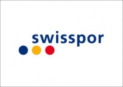 Logo von Swissport mit dem Wort „Swisspor“ in Kleinbuchstaben und drei farbigen Punkten in Blau, Gelb und Rot über dem Buchstaben „i“.